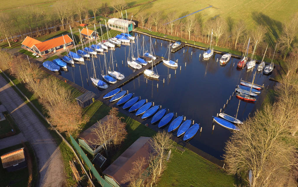 Ligplaatsen vlakbij het Sneekermeer huren in Terkaple