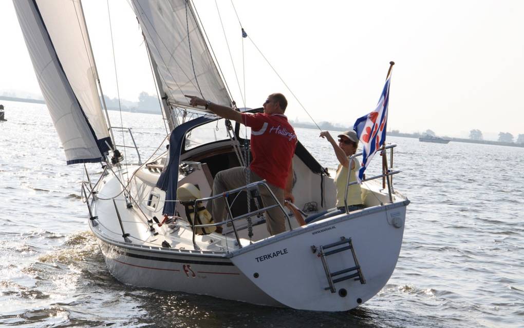 Waarom een kajuitzeilboot huren?