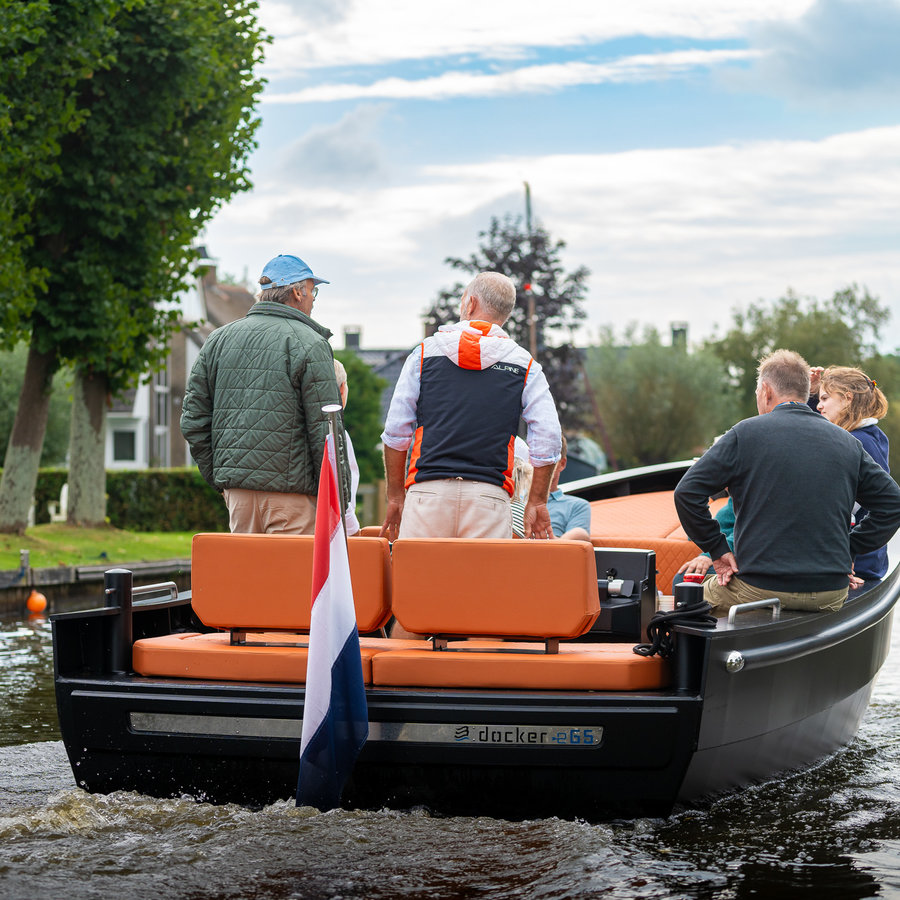 Docker e65 von hinten auf dem Wasser gesehen