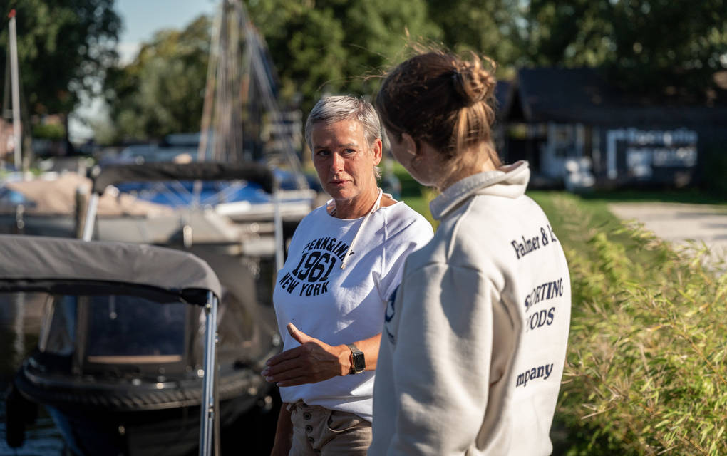 Vrouw krijgt praktische vaarinstructie van Maran om te leren varen met een sloep Vrouw krijgt praktische vaarinstructie van Maran om te leren varen met een sloep