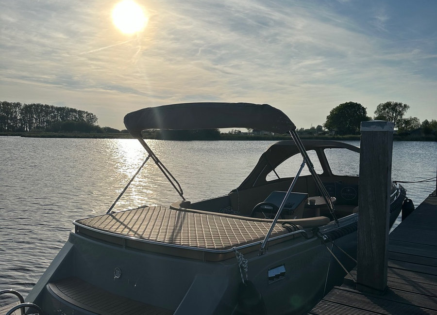 Boot am Ufer mit tief stehender Sonne